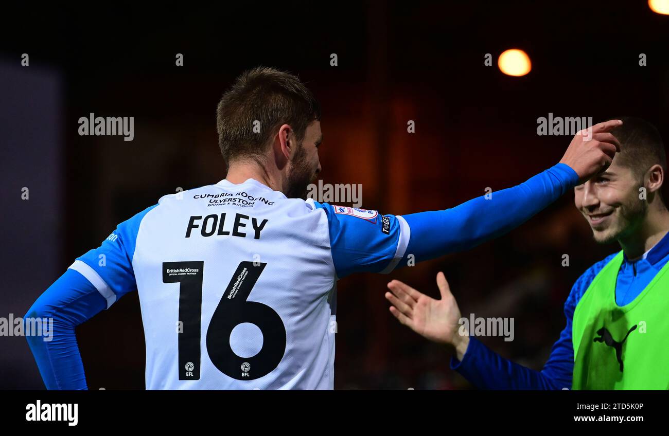 Durante la partita di Sky Bet League 2 tra Swindon Town e Barrow al County Ground, Swindon sabato 16 dicembre 2023. (Foto: Howard Roe | mi News) Sam Foley di Barrow celebra il suo obiettivo Foto Stock