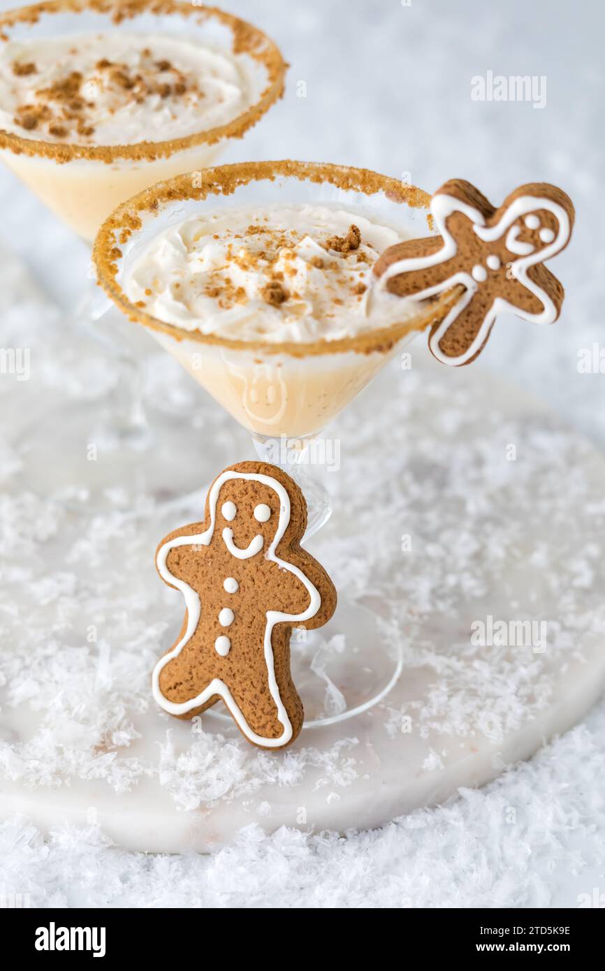 Cocktail martini al pan di zenzero con panna montata e pangrattato allo zenzero. Foto Stock
