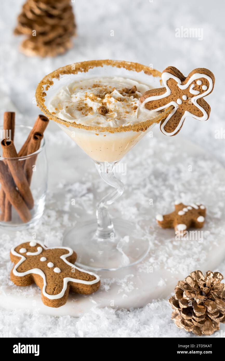 Un rinfrescante martini al pan di zenzero con biscotti al pan di zenzero. Foto Stock