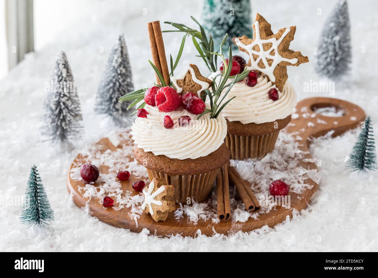 Deliziosi cupcake al pan di zenzero con glassa alla crema e biscotti a forma di stella. Foto Stock
