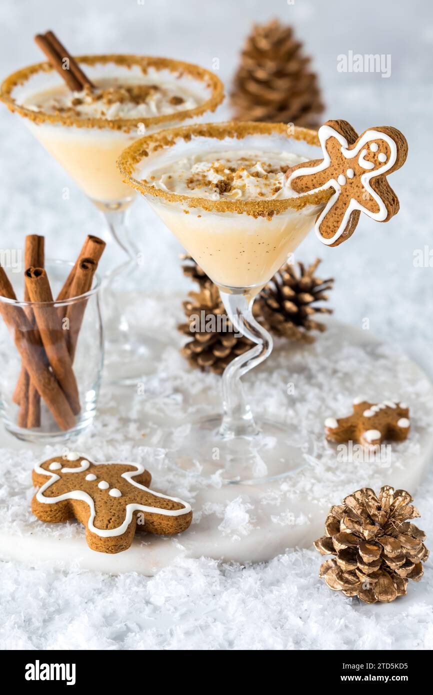 Cocktail martini al pan di zenzero con decorazioni festive e biscotti al pan di zenzero. Foto Stock