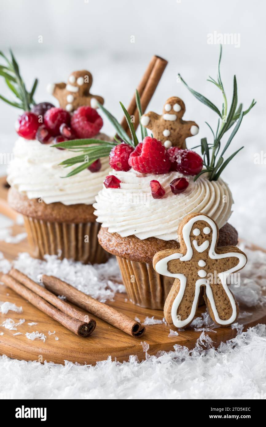 Cupcake di pan di zenzero con condimenti natalizi e biscotti al pan di zenzero. Foto Stock