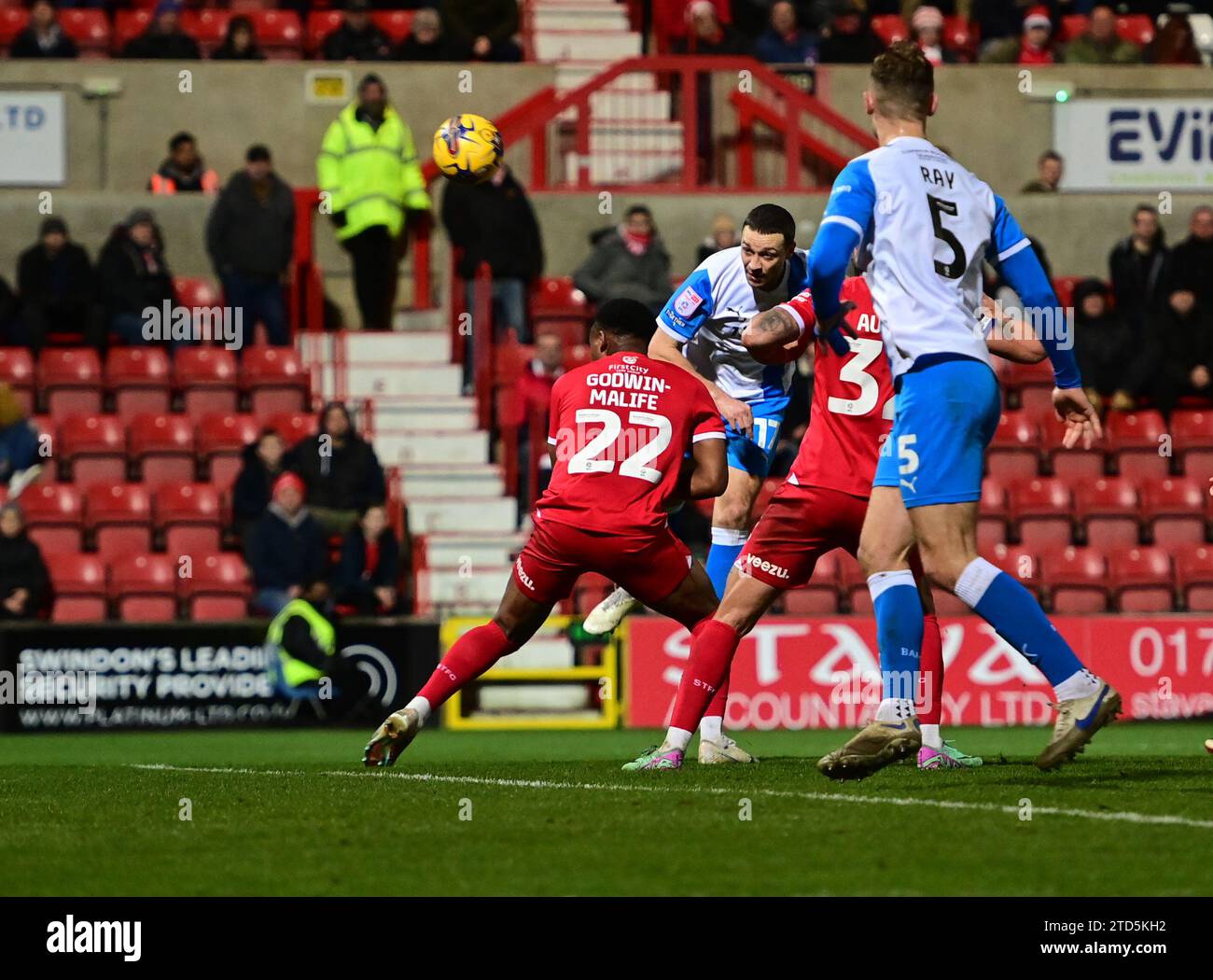 Durante la partita di Sky Bet League 2 tra Swindon Town e Barrow al County Ground, Swindon sabato 16 dicembre 2023. (Foto: Howard Roe | mi News) James Chester di Barrow dirige il terzo obiettivo Foto Stock