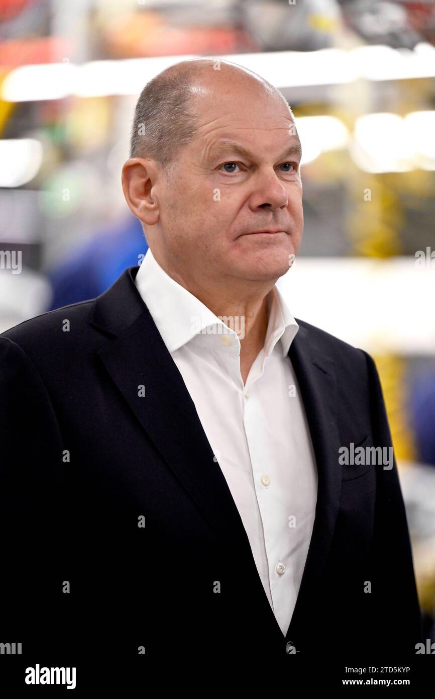 Bundeskanzler Olaf Scholz SPD bei seinem Werksrundgang im BMW Group Werk München. München, 05.12.2023 Bayern Deutschland *** Cancelliere federale Olaf Scholz SPD durante il suo tour nello stabilimento del gruppo BMW a Monaco di Baviera, 05 12 2023 Baviera Germania Copyright: XDwixAnoraganingrumx Foto Stock