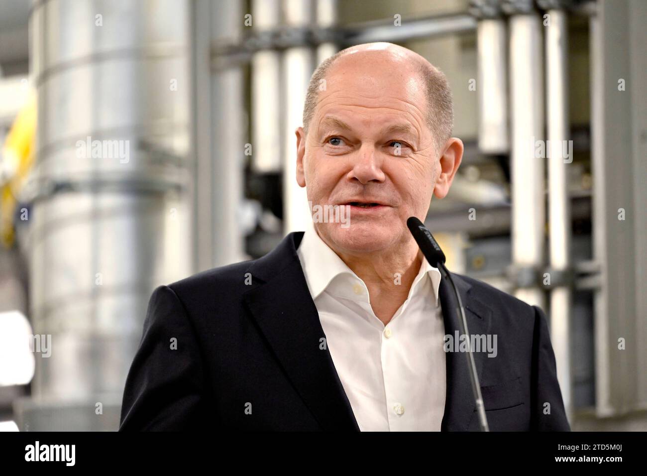 Bundeskanzler Olaf Scholz SPD bei seinem Werksrundgang im BMW Group Werk München. München, 05.12.2023 Bayern Deutschland *** Cancelliere federale Olaf Scholz SPD durante il suo tour nello stabilimento del gruppo BMW a Monaco di Baviera, 05 12 2023 Baviera Germania Copyright: XDwixAnoraganingrumx Foto Stock