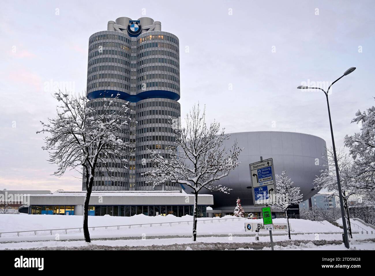 BMW-Logo AM BMW-Turm beim Werksrundgang von Bundeskanzler Olaf Scholz SPD im BMW Group Werk München. Themenbild, Symbolbild München, 05.12.2023 Bayern Deutschland *** logo BMW sulla torre BMW durante il tour dello stabilimento del Cancelliere federale Olaf Scholz SPD presso lo stabilimento BMW Group di Monaco immagine tema, immagine simbolica Monaco di Baviera, 05 12 2023 Baviera Germania Copyright: XDwixAnoraganingrumx Foto Stock