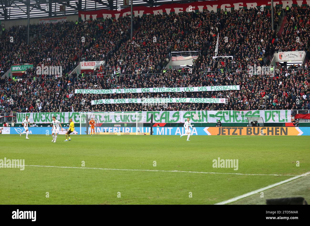 Augusta, Deutschland 16. Dicembre 2023: Fussball, Herren, Saison 2023/2024, FC Augsburg - Borussia Dortmund, Bundesliga, WWK Arena Banner FC Augsburg Fans, Fankurve gegen investor Einstieg, Entscheidungen im Sinne der Mitglieder und des Fussballs nur so kann der Augsburger Weg aussehen, Wir werden kein Teil EURES Desein, le normative DFL DFB Scheiss vietano l'uso di fotografie come sequenze di immagini e/o quasi-video Foto Stock