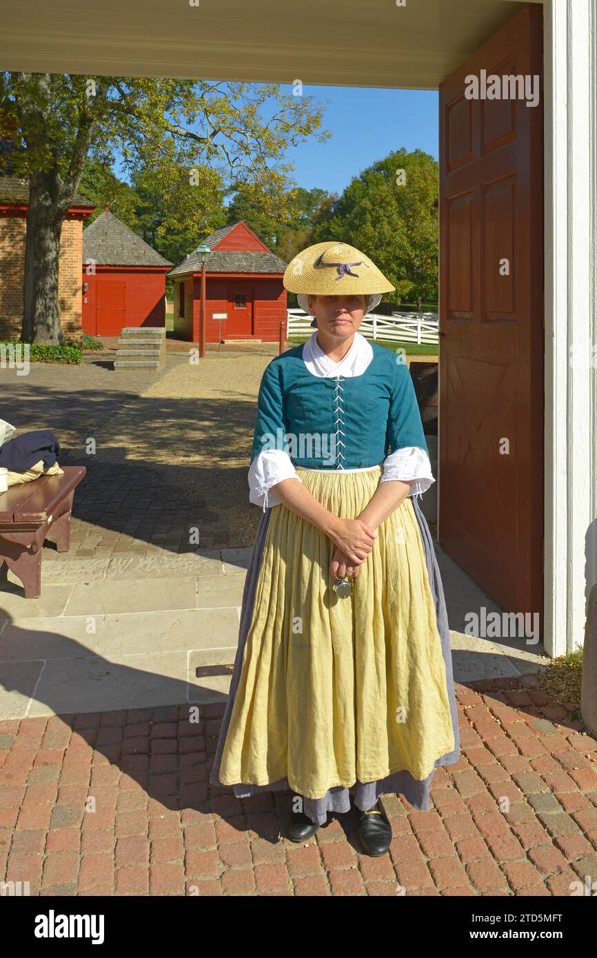 Reenactor femminile all'ingresso della servitù al Governor's Palace di Colonial Williamsburg, Virginia Foto Stock