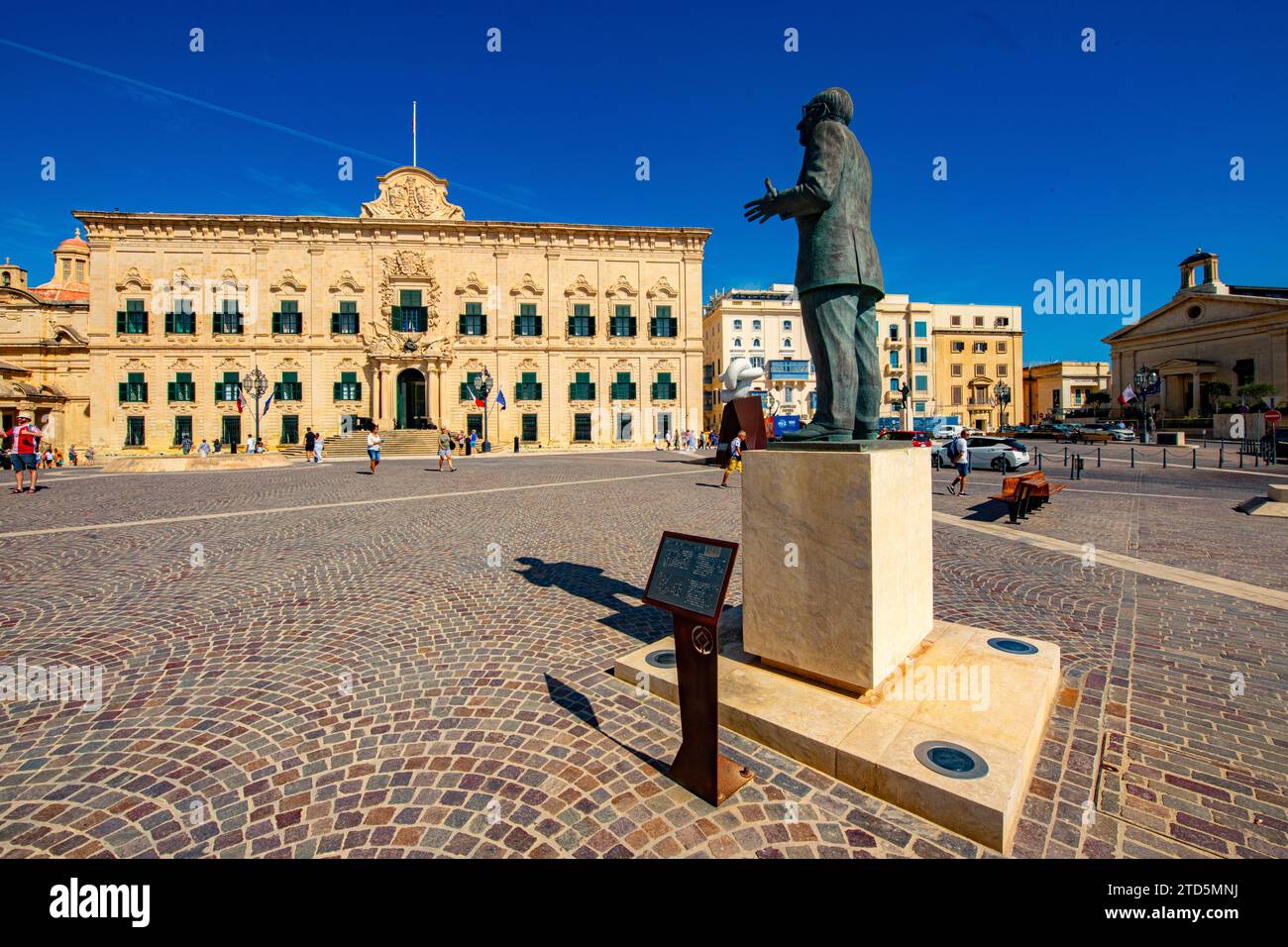 La statua in bronzo del 2018 di Noel Galea Bason del leader del partito laburista, Dom Mintoff, in Piazza Castiglia della Valletta, ottavo primo ministro di Malta. Foto Stock