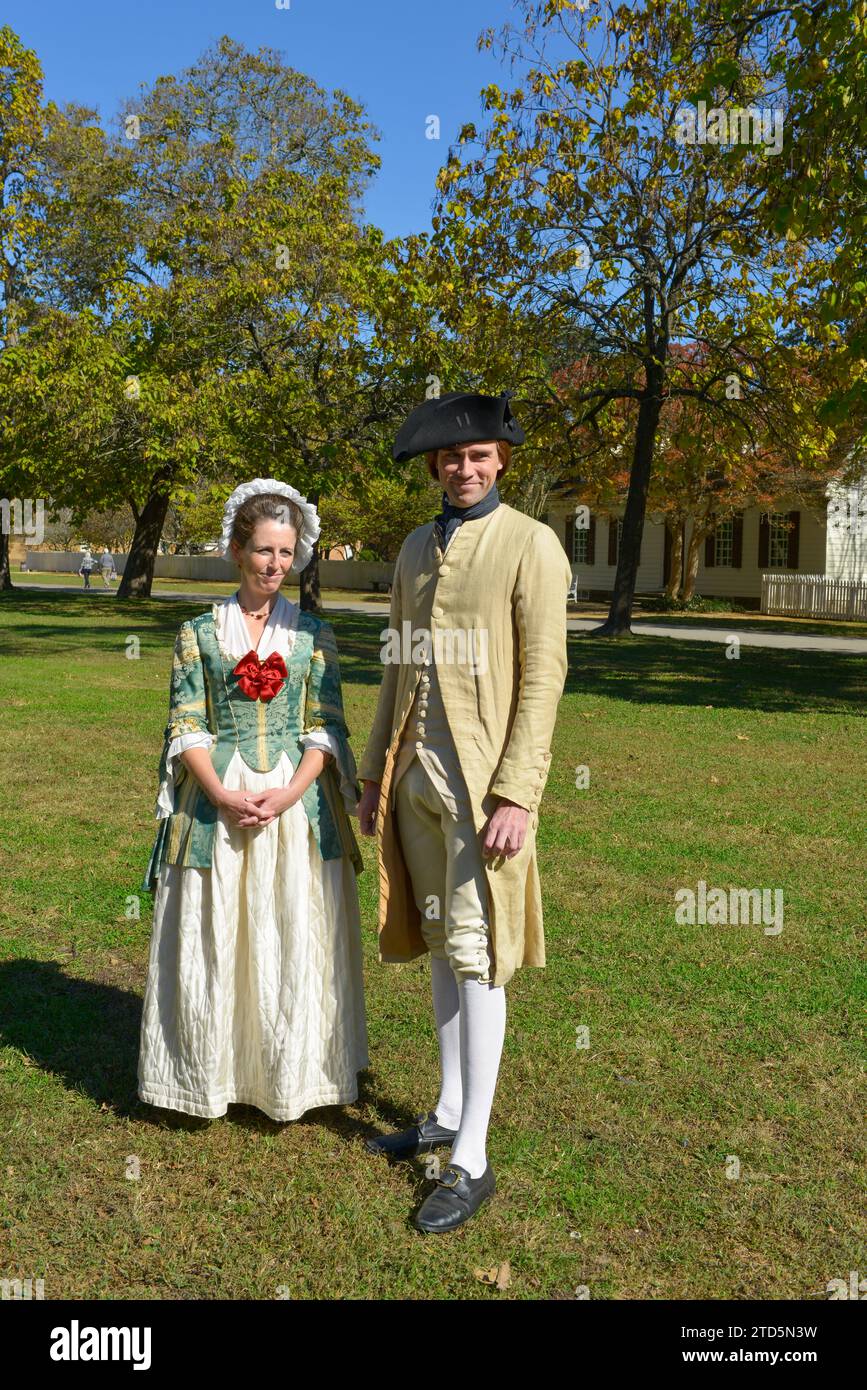Coppia di classe media in piedi sul Palace Green nella città coloniale di Williamsburg, Virginia Foto Stock