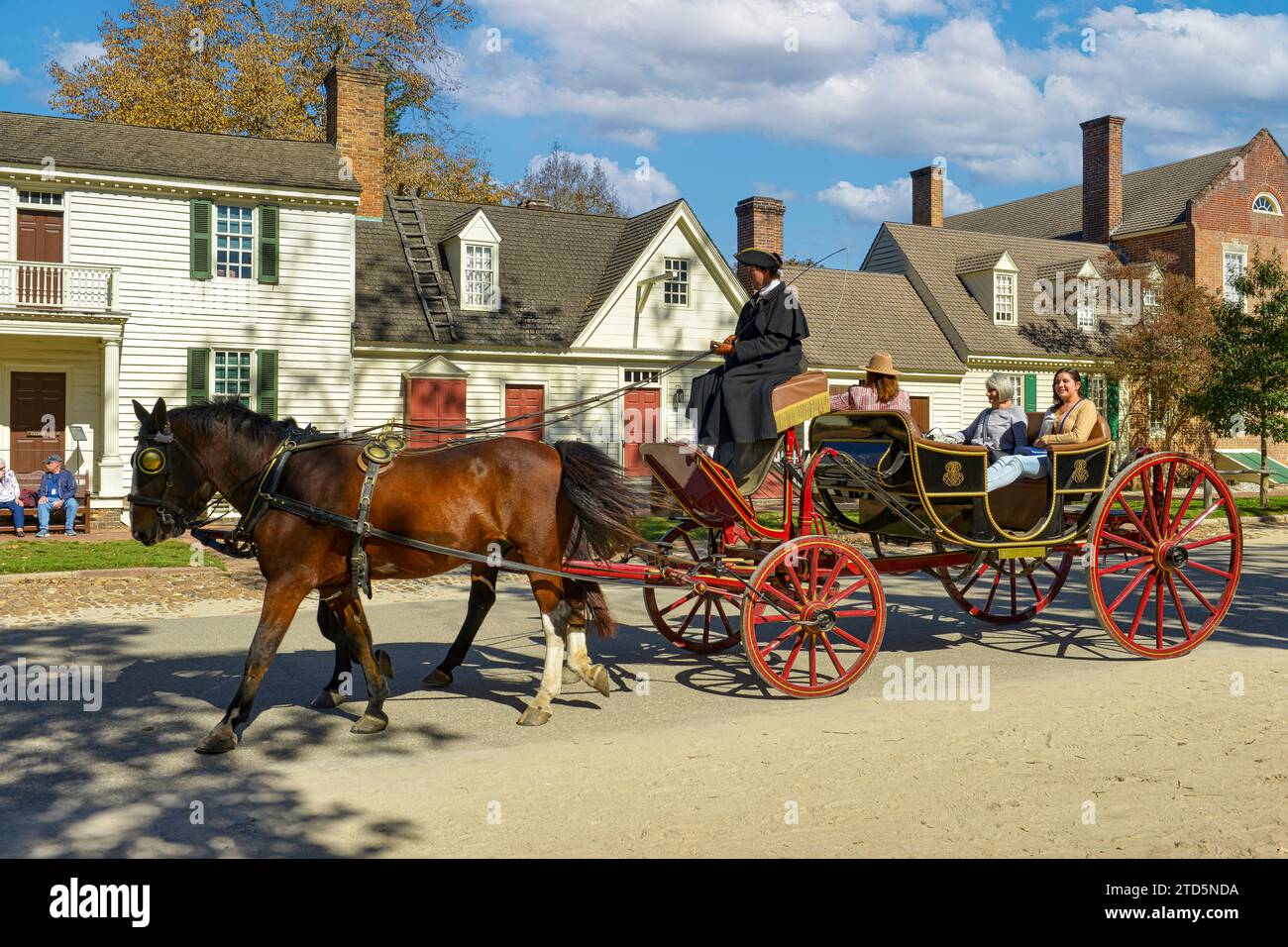 Giro a cavallo e in carrozza lungo Duke of Gloucester Street nella città coloniale di Williamsburg, Virginia Foto Stock