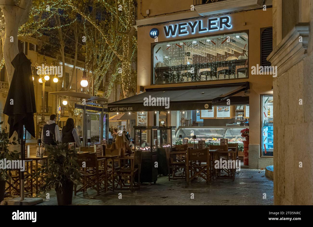 Palma di Maiorca, Spagna; 12 dicembre 2023: Facciata principale del moderno ristorante Weyler nel centro storico di Palma di Maiorca di notte Foto Stock