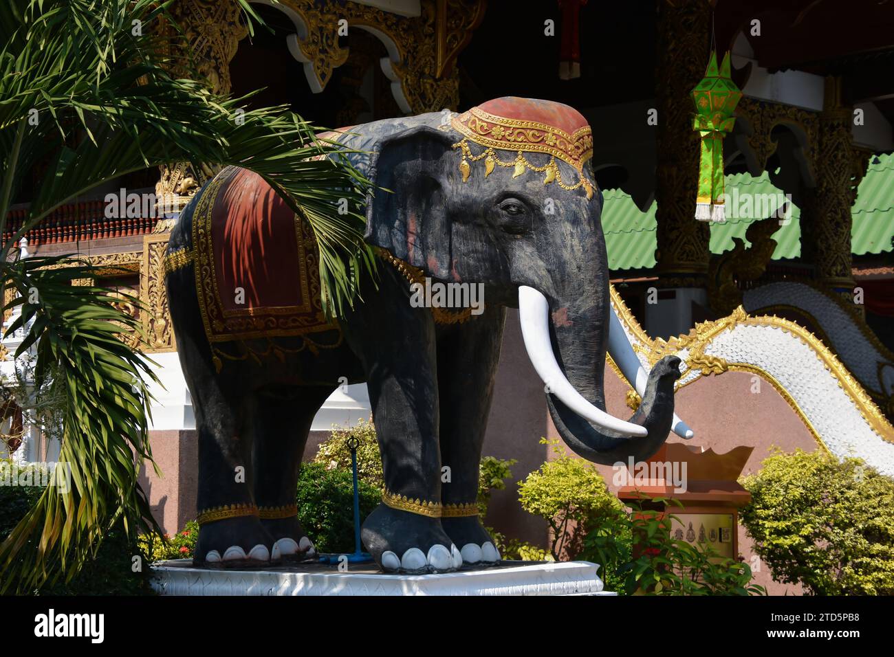 Wat Saen Muang ma Luang Tempel a Chiang mai, grande elefante in legno Foto Stock