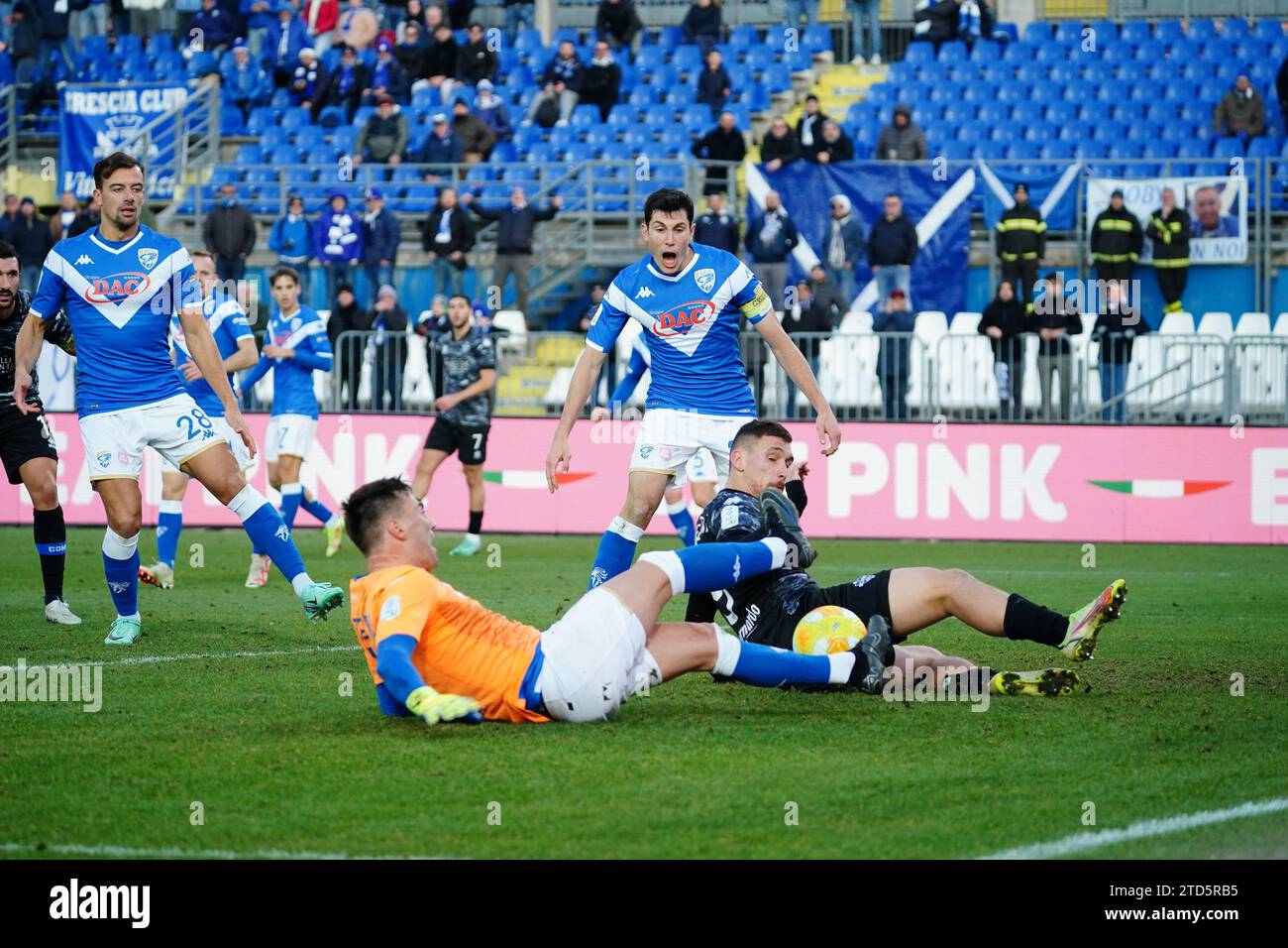 Gabriele Moncini (Brescia calcio) salva con la maglia del portiere durante il Brescia calcio vs Como 1907, partita di serie B di Brescia, Italia, 16 dicembre 2023 Foto Stock