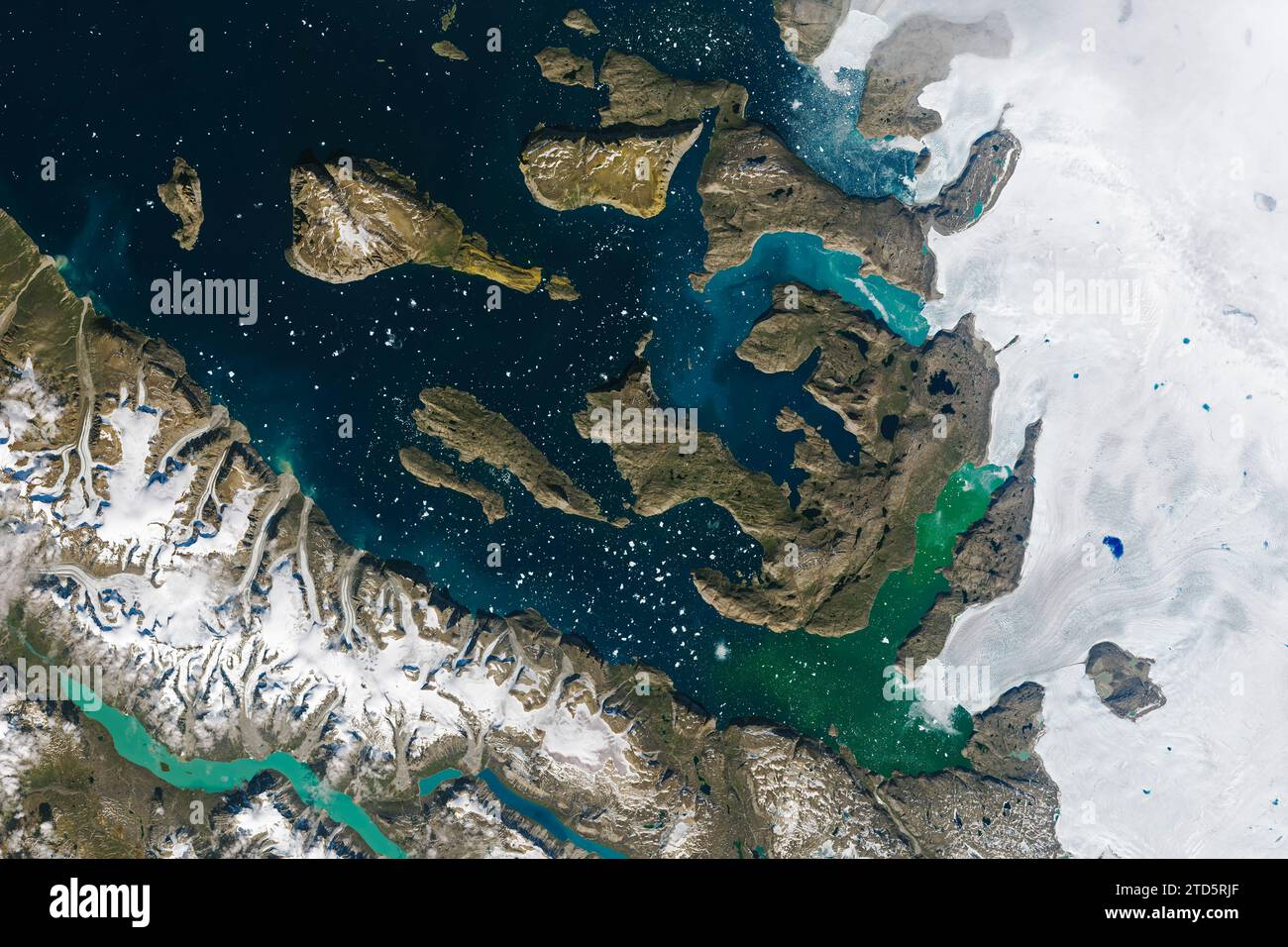 Estate nei fiordi intorno a Greenlland disseminati di pezzi di ghiaccio angolari che si sono staccati dai numerosi ghiacciai dell'isola Foto Stock