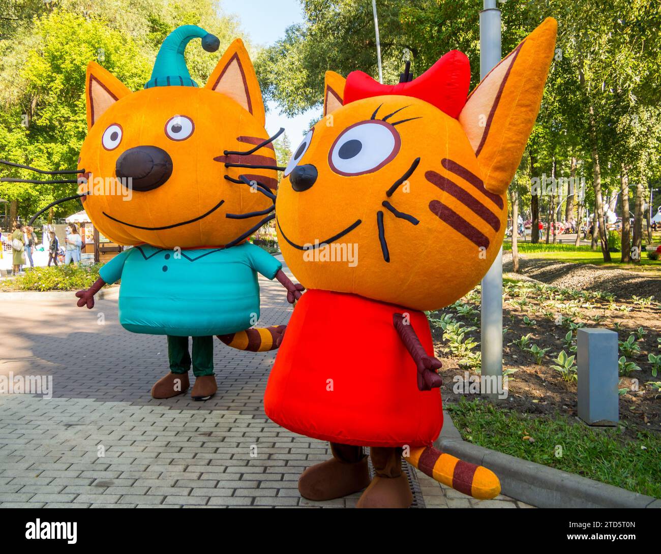 Voronezh, Russia - 10 settembre 2021: Marionette a grandezza naturale dal cartone animato "tre gatti" Foto Stock