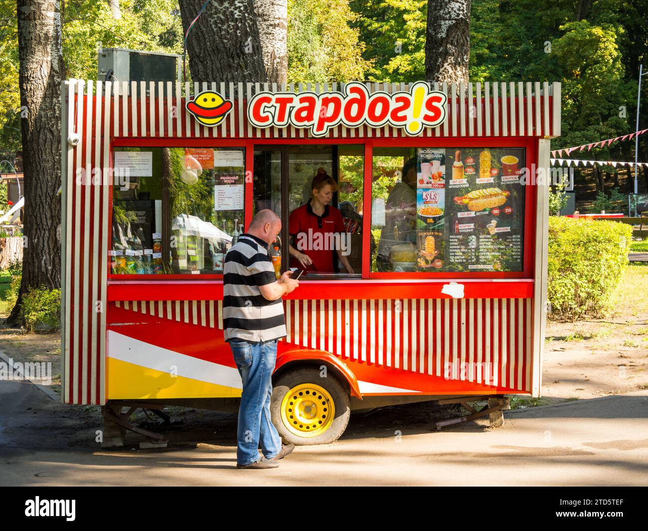 Voronezh, Russia - 10 settembre 2021: Chiosco su ruote della società 'Stardogs', Voronezh Foto Stock