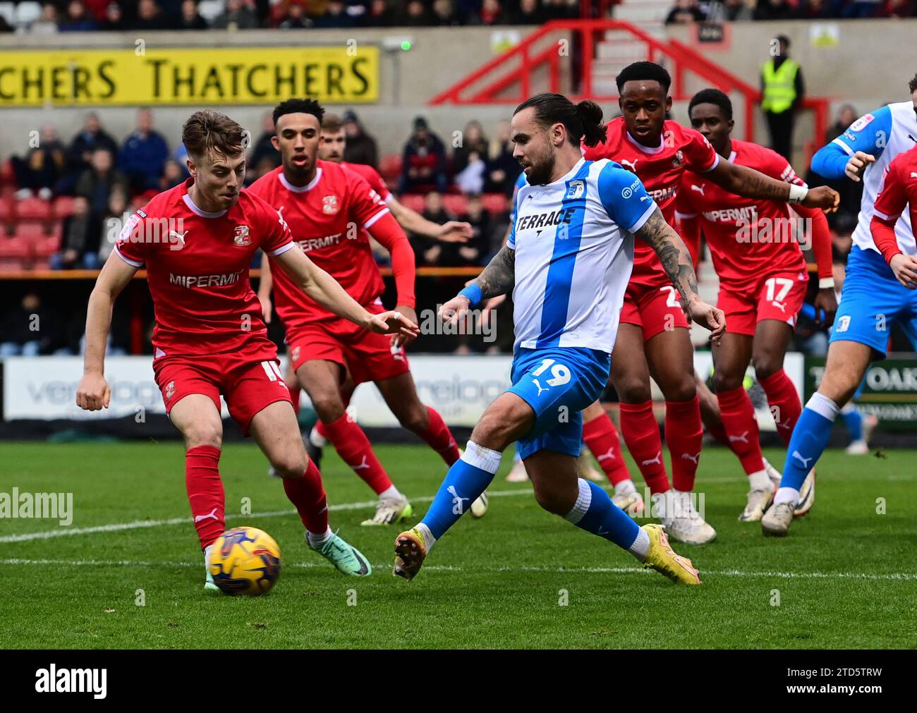 Swindon, Regno Unito. 16 dicembre 2023. Durante la partita di Sky Bet League 2 tra Swindon Town e Barrow al County Ground, Swindon sabato 16 dicembre 2023. (Foto: Howard Roe | mi News) Barrow's Dom Telford mette via la palla credito: MI News & Sport / Alamy Live News Foto Stock