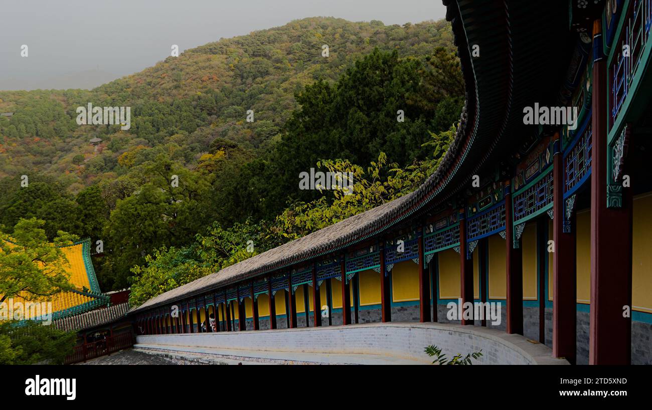 Corridoio curvo con le montagne sullo sfondo nelle Fragrant Hills, Pechino. Foto Stock