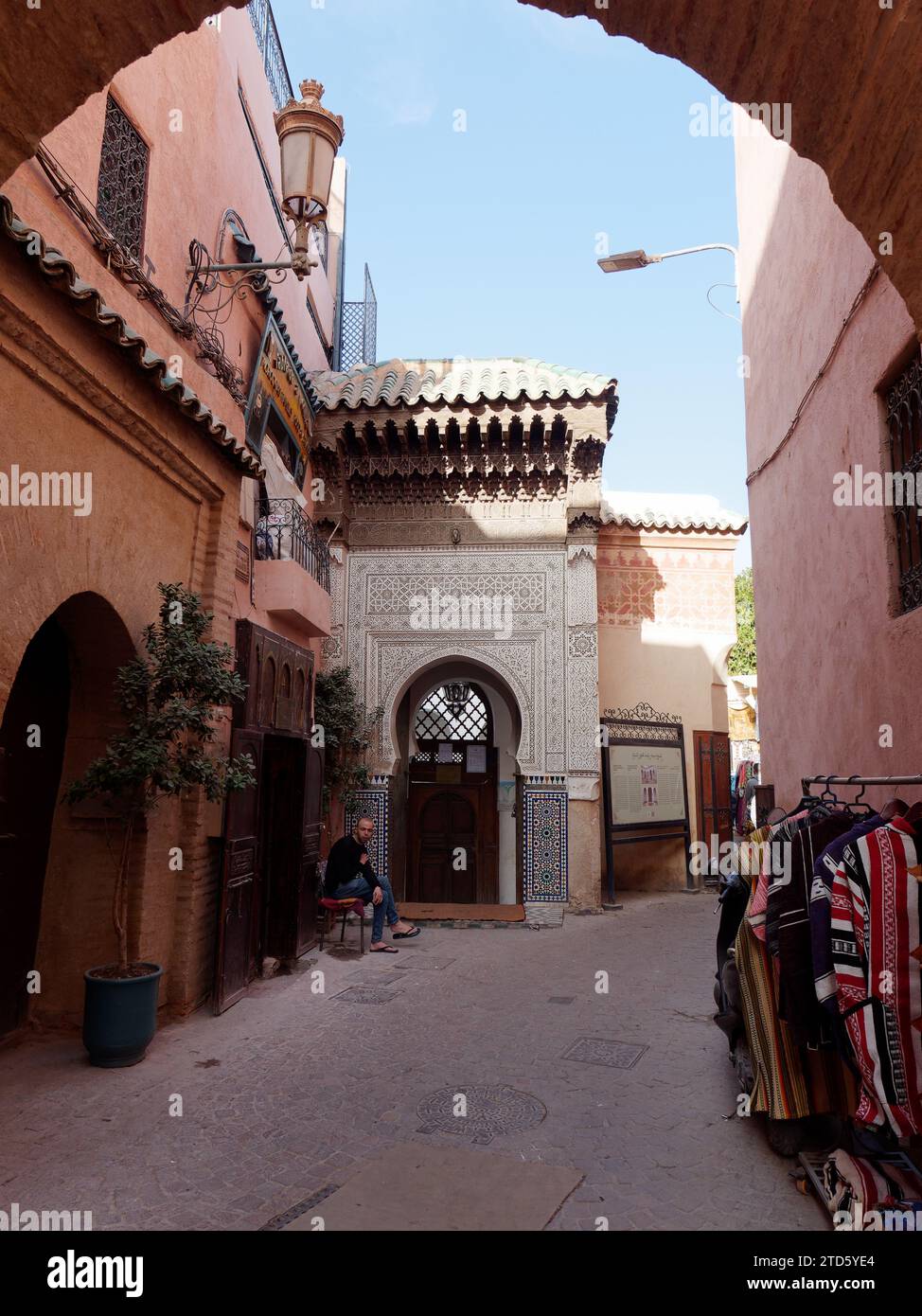 Street in the day nella Medina di Marrakech con arco ed elegante ingresso, Marocco, 16 dicembre 2023 Foto Stock