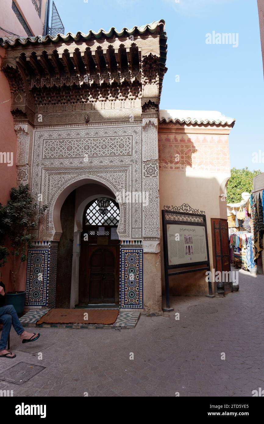 Street in the day nella Medina di Marrakech con elegante ingresso, Marocco, 16 dicembre 2023 Foto Stock