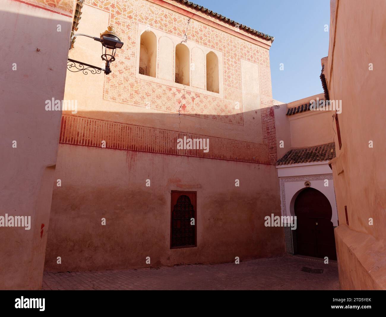Elegante angolo di una strada in parte ombra nella Medina di Marrakech durante il giorno, Marocco, 16 dicembre 2023 Foto Stock