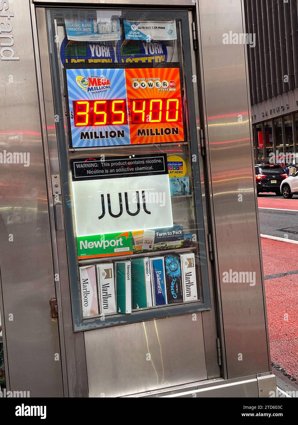Pubblicità sigaretta elettronica Juul sul lato del comodino del marciapiede, 2023, New York City, Stati Uniti Foto Stock