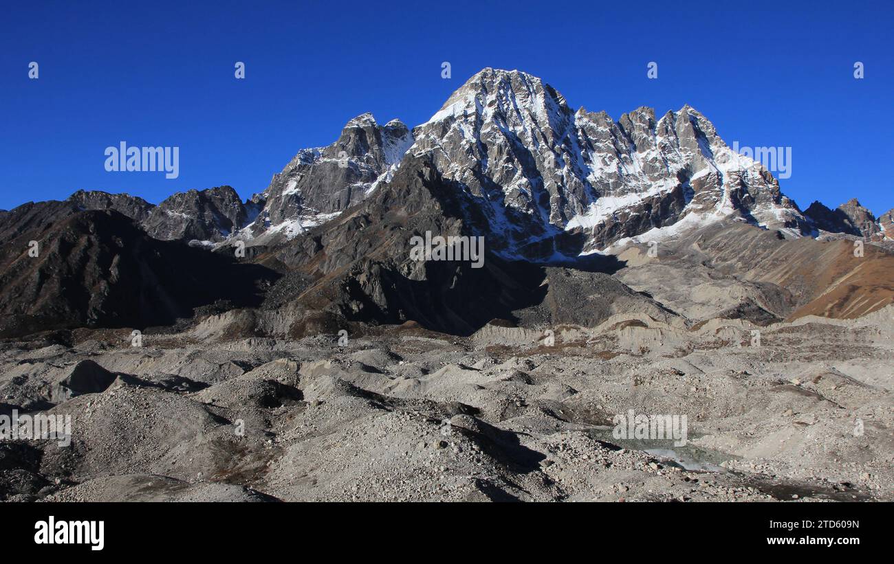 Ghiacciaio Ngozumpa e alte montagne viste da Dragnang, Nepal. Foto Stock