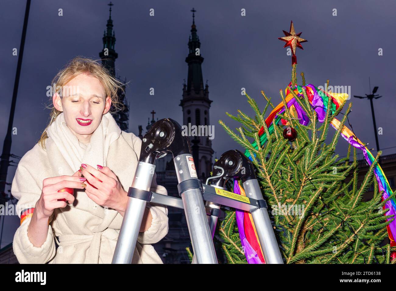 Le donne trans di Homokomando decorano l'albero di Natale. Gli attivisti LGBT del gruppo Homokomando decorano l'albero di Natale nei colori dell'arcobaleno LGBTQ. Varsavia Polonia Copyright: XMikolajxJaneczekx Foto Stock