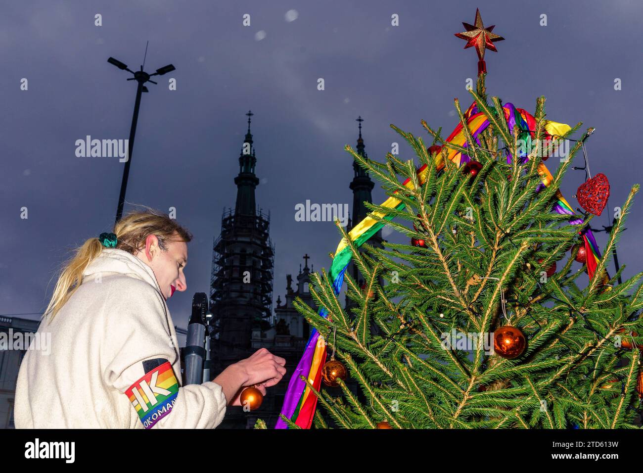 Le donne trans di Homokomando decorano l'albero di Natale. Gli attivisti LGBT del gruppo Homokomando decorano l'albero di Natale nei colori dell'arcobaleno LGBTQ. Varsavia Polonia Copyright: XMikolajxJaneczekx Foto Stock