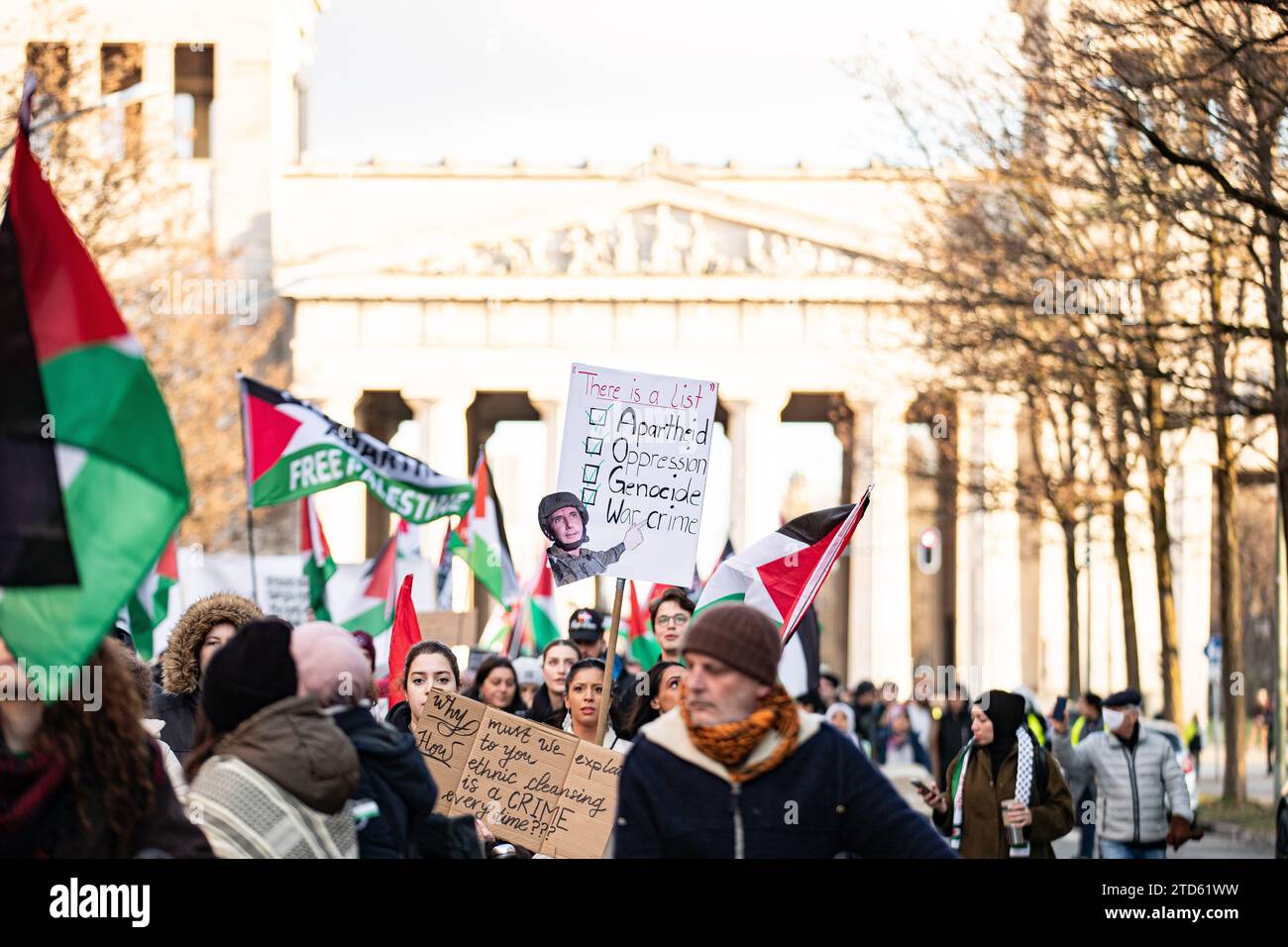 AM 16. Dezember 2023 versammelten sich zahlreiche Teilnehmer*innen auf dem Königsplatz in München, Deutschland um gemeinsam für einen sofortigen Waffenstillstand im sog. Nah-Ost-Konflikt zu demonstrieren und um ihre Solidarität mit Palästina zu zeigen. SIE trauerten um die Toten in Palästina und forderten Frieden für Gaza und einen Stopp des Krieges. -- il 16 dicembre 2023, diversi partecipanti si sono riuniti a Koenigsplatz a Monaco di Baviera, in Germania, per manifestare insieme per un immediato cessate il fuoco in Medio Oriente e per mostrare la loro solidarietà ai palestinesi. Hanno pianto le vittime in Palestina, Foto Stock