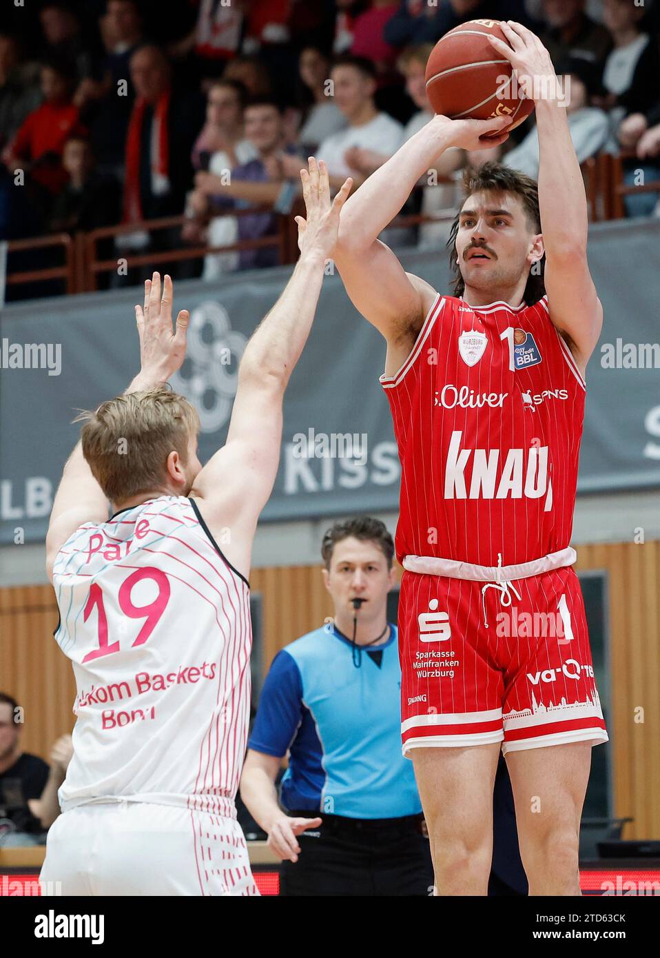 Bild: v. l. Till Pape (Telekom Baskets Bonn, 19) und Zachary Seljaas (Wuerzburg Baskets, 1). 16.12.2023, pallacanestro, BBL, cesti Wuerzburg - cesti Telekom Bonn, GER, Wuerzburg, tectake Arena. Foto Stock