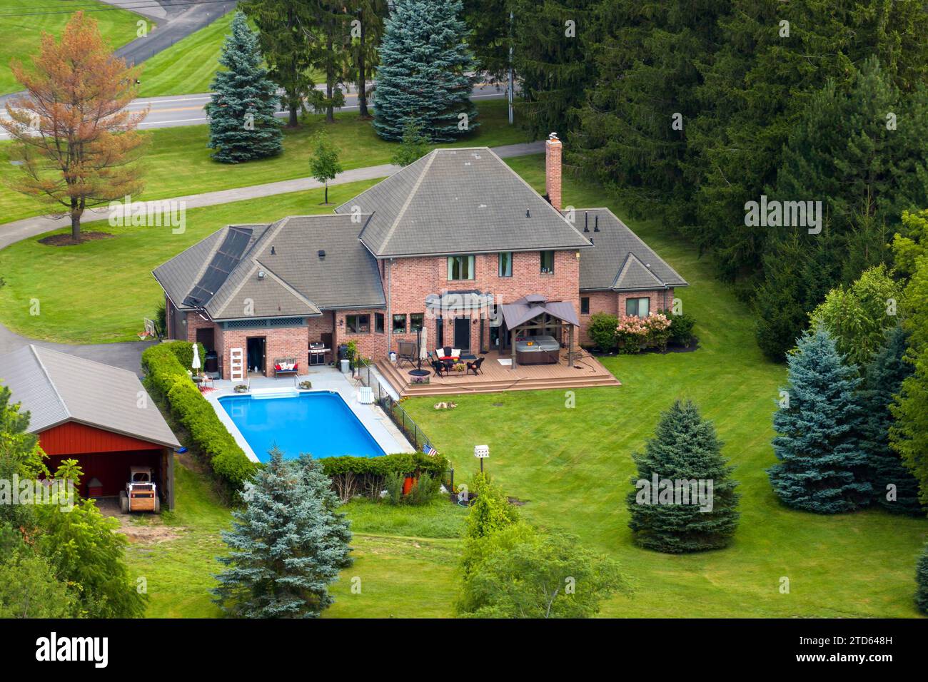 Casa privata a due piani nei sobborghi rurali sulla riva del lago Ontario, fuori Rochester, New York. Elegante casa suburbana con piscina su grande lotto Foto Stock