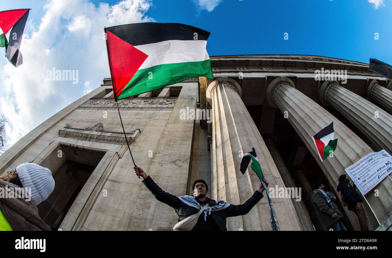 16 dicembre 2023: Youssef H., che afferma di essere a capo degli adesivi rilasciati da Palaestine Spricht. Più di due mesi dopo gli attacchi terroristici commessi da Hamas in Israele, sostenitori della Palestina, Hamas, teorici della cospirazione, i cosiddetti Tankies, e gruppi islamici si sono Uniti per manifestare al Koenigsplatz di Munichâ. Le demo sono state guidate dal controverso gruppo attivista Palaestina Spricht che è stato accusato di antisemitismo dilagante e legami con gli islamisti, così come Verfassungsschutz (servizi di sicurezza interna tedeschi) ha monitorato entità e permesso una i dura Foto Stock