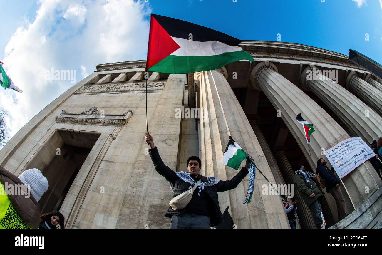16 dicembre 2023: Youssef H., che afferma di essere a capo degli adesivi rilasciati da Palaestine Spricht. Più di due mesi dopo gli attacchi terroristici commessi da Hamas in Israele, sostenitori della Palestina, Hamas, teorici della cospirazione, i cosiddetti Tankies, e gruppi islamici si sono Uniti per manifestare al Koenigsplatz di Munichâ. Le demo sono state guidate dal controverso gruppo attivista Palaestina Spricht che è stato accusato di antisemitismo dilagante e legami con gli islamisti, così come Verfassungsschutz (servizi di sicurezza interna tedeschi) ha monitorato entità e permesso una i dura Foto Stock