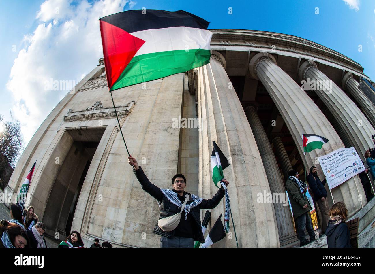 16 dicembre 2023: Youssef H., che afferma di essere a capo degli adesivi rilasciati da Palaestine Spricht. Più di due mesi dopo gli attacchi terroristici commessi da Hamas in Israele, sostenitori della Palestina, Hamas, teorici della cospirazione, i cosiddetti Tankies, e gruppi islamici si sono Uniti per manifestare al Koenigsplatz di Munichâ. Le demo sono state guidate dal controverso gruppo attivista Palaestina Spricht che è stato accusato di antisemitismo dilagante e legami con gli islamisti, così come Verfassungsschutz (servizi di sicurezza interna tedeschi) ha monitorato entità e permesso una i dura Foto Stock