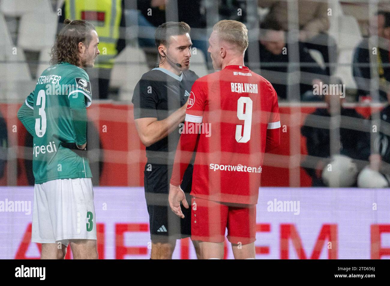 Der Schiedsrichter im Gespraech mit Ron Berlinski (Rot-Weiss Essen, n. 09), dabei steht Niklas Kastenhofer (VfB Luebeck, n. 03), GER Rot-Weiss Essen vs. VfB Luebeck, Fussball, 3. Bundesliga, Spieltag 19, Saison 2023/2024, 15.12.2023 REGOLAMENTI DFB/DFL VIETANO QUALSIASI USO DI FOTOGRAFIE COME SEQUENZE DI IMMAGINI E/O QUASI-VIDEO, foto: Eibner-Pressefoto/Fabian Friese Foto Stock