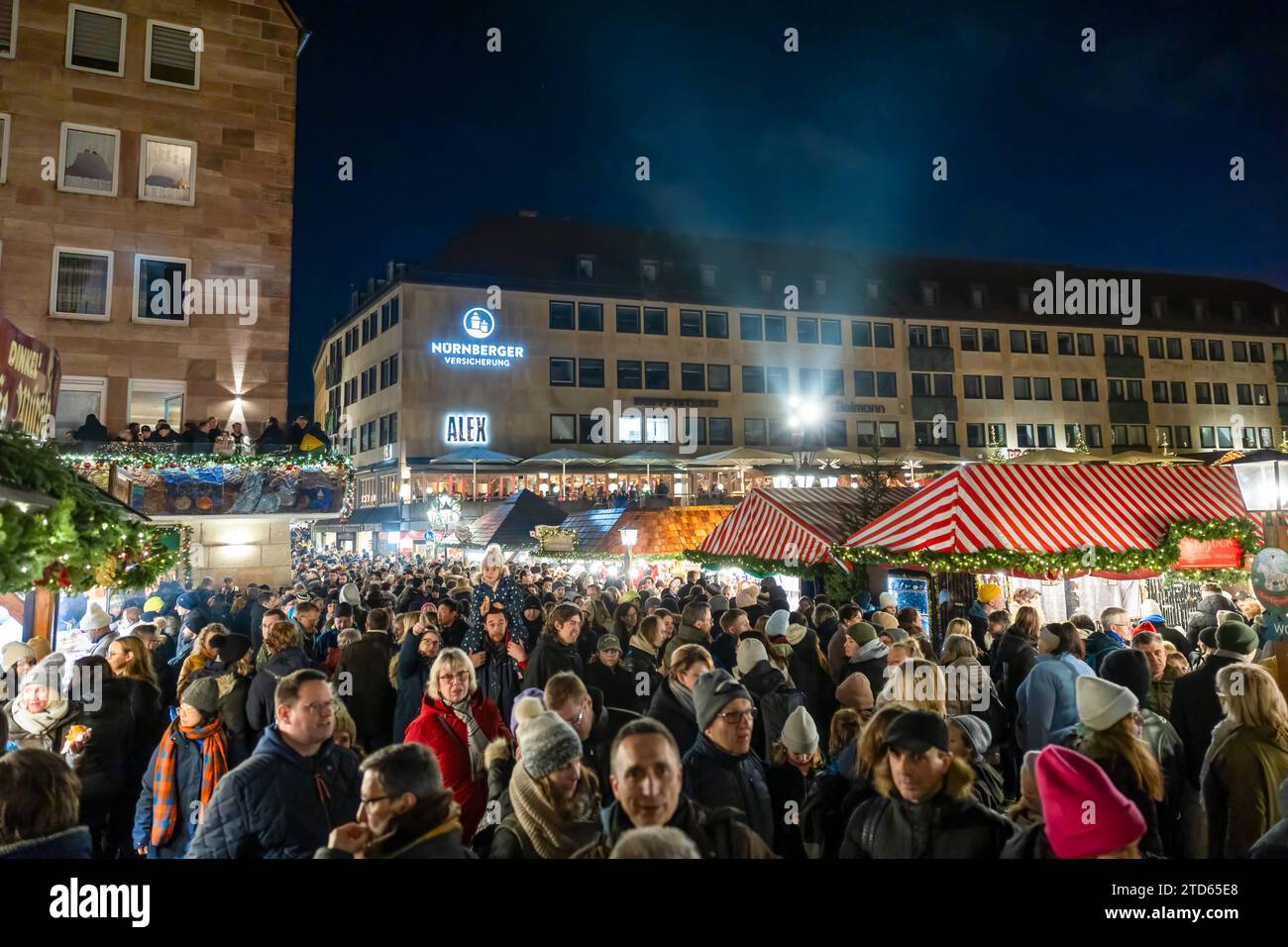 Mattina 3. Adventssamstag War der Nürnberger Christkindlesmarkt sehr gut besucht, die zahlreichen Touristen und Einheimischen konnten sich nur mit sehr langsamen tempo entlang der zahlreichen Verkaufsbuden vorbei bewegen. *** Il terzo sabato dell'Avvento, il mercatino di Natale di Norimberga era molto affollato e i numerosi turisti e locali potevano solo passare davanti alle tante bancarelle a un ritmo molto lento 20231216-6V2A5972-Bearbeitet Foto Stock