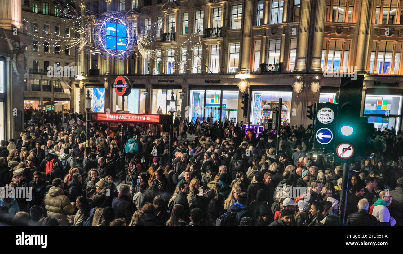 Londra, Regno Unito. 16 dicembre 2023. Gli amanti dello shopping natalizio all'Oxford Circus. Grandi folle si radunano intorno a Oxford Circus, Oxford Street e Regent Street in uno dei fine settimana più affollati dell'anno, con acquirenti e turisti in cerca di occasioni e regali di Natale. Diverse stazioni della metropolitana vicine erano temporaneamente disponibili per l'uscita solo per controllare la crescente folla. Crediti: Imageplotter/Alamy Live News Foto Stock