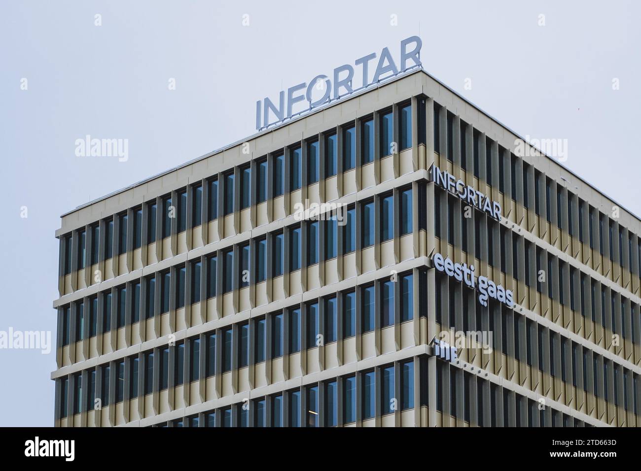 Tallinn, Estonia - 16 dicembre 2023: Logo Infortar sull'edificio principale di Tallinn. Foto Stock
