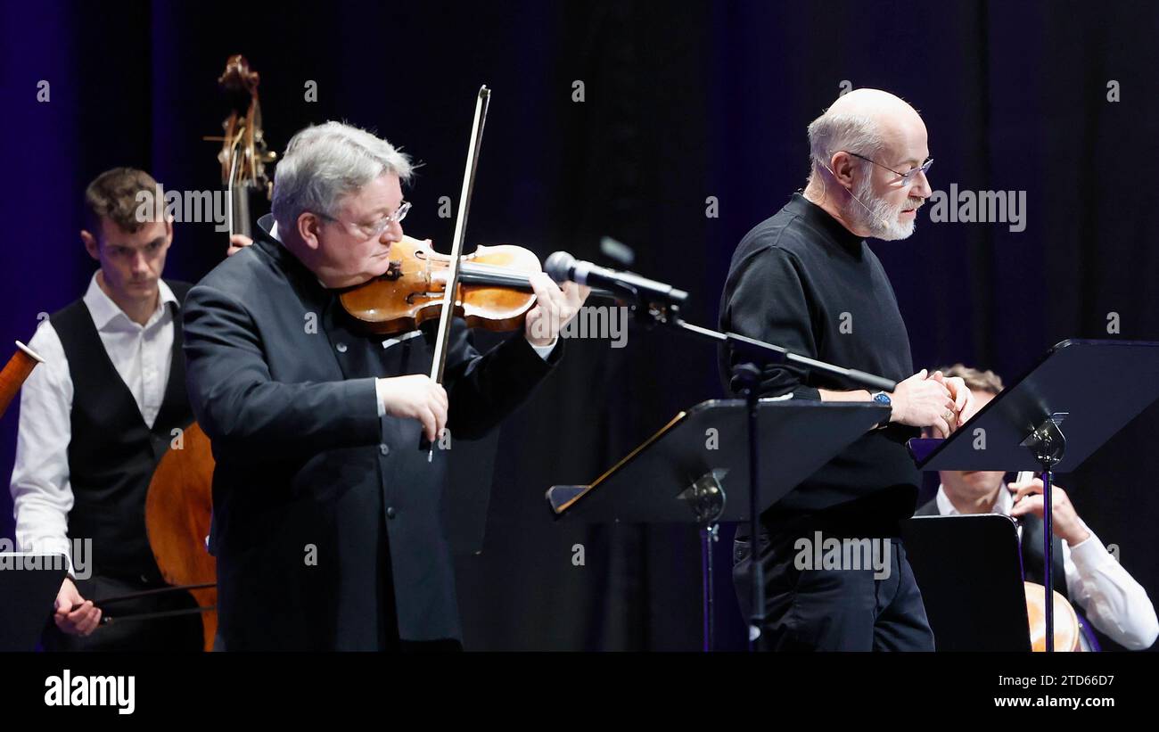 29.10.2023, Würzburg, Harald Lesch die vier Jahreszeiten im Klimawandel Lesch und Vivaldi nehmen uns auf eine musikalische und wissenschaftliche Zeitreise mit, beginnend mit der Entstehung der Erde und ihrer Jahreszeiten bis hin zum gegenwärtigen Klimawandel *** 29 10 2023, Würzburg,,,,,, Harald Lesch le quattro stagioni nel cambiamento climatico Lesch e Vivaldi ci portano in un viaggio musicale e scientifico attraverso il tempo, a partire dalla formazione della terra e delle sue stagioni e per finire con l'attuale cambiamento climatico Copyright: HMBxMedia/xHeikoxBecker Foto Stock