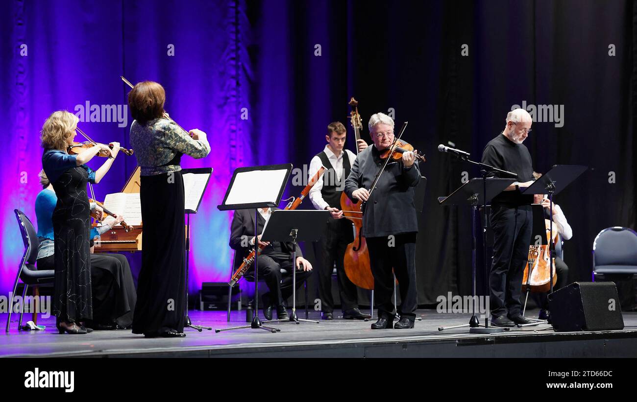 29.10.2023, Würzburg, Harald Lesch die vier Jahreszeiten im Klimawandel Lesch und Vivaldi nehmen uns auf eine musikalische und wissenschaftliche Zeitreise mit, beginnend mit der Entstehung der Erde und ihrer Jahreszeiten bis hin zum gegenwärtigen Klimawandel *** 29 10 2023, Würzburg,,,,,, Harald Lesch le quattro stagioni nel cambiamento climatico Lesch e Vivaldi ci portano in un viaggio musicale e scientifico attraverso il tempo, a partire dalla formazione della terra e delle sue stagioni e per finire con l'attuale cambiamento climatico Copyright: HMBxMedia/xHeikoxBecker Foto Stock