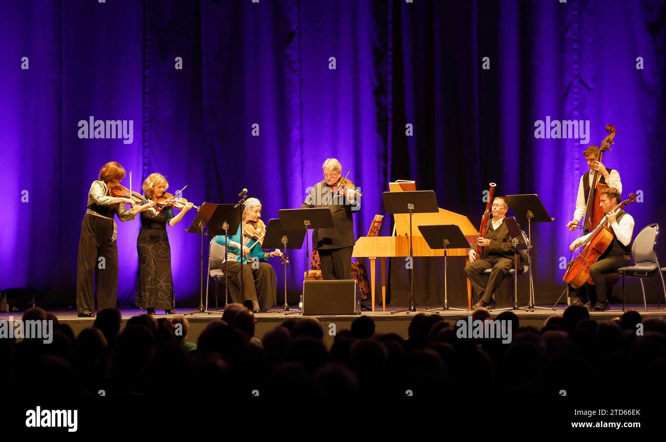 29.10.2023, Würzburg, Harald Lesch die vier Jahreszeiten im Klimawandel Lesch und Vivaldi nehmen uns auf eine musikalische und wissenschaftliche Zeitreise mit, beginnend mit der Entstehung der Erde und ihrer Jahreszeiten bis hin zum gegenwärtigen Klimawandel *** 29 10 2023, Würzburg,,,,,, Harald Lesch le quattro stagioni nel cambiamento climatico Lesch e Vivaldi ci portano in un viaggio musicale e scientifico attraverso il tempo, a partire dalla formazione della terra e delle sue stagioni e per finire con l'attuale cambiamento climatico Copyright: HMBxMedia/xHeikoxBecker Foto Stock