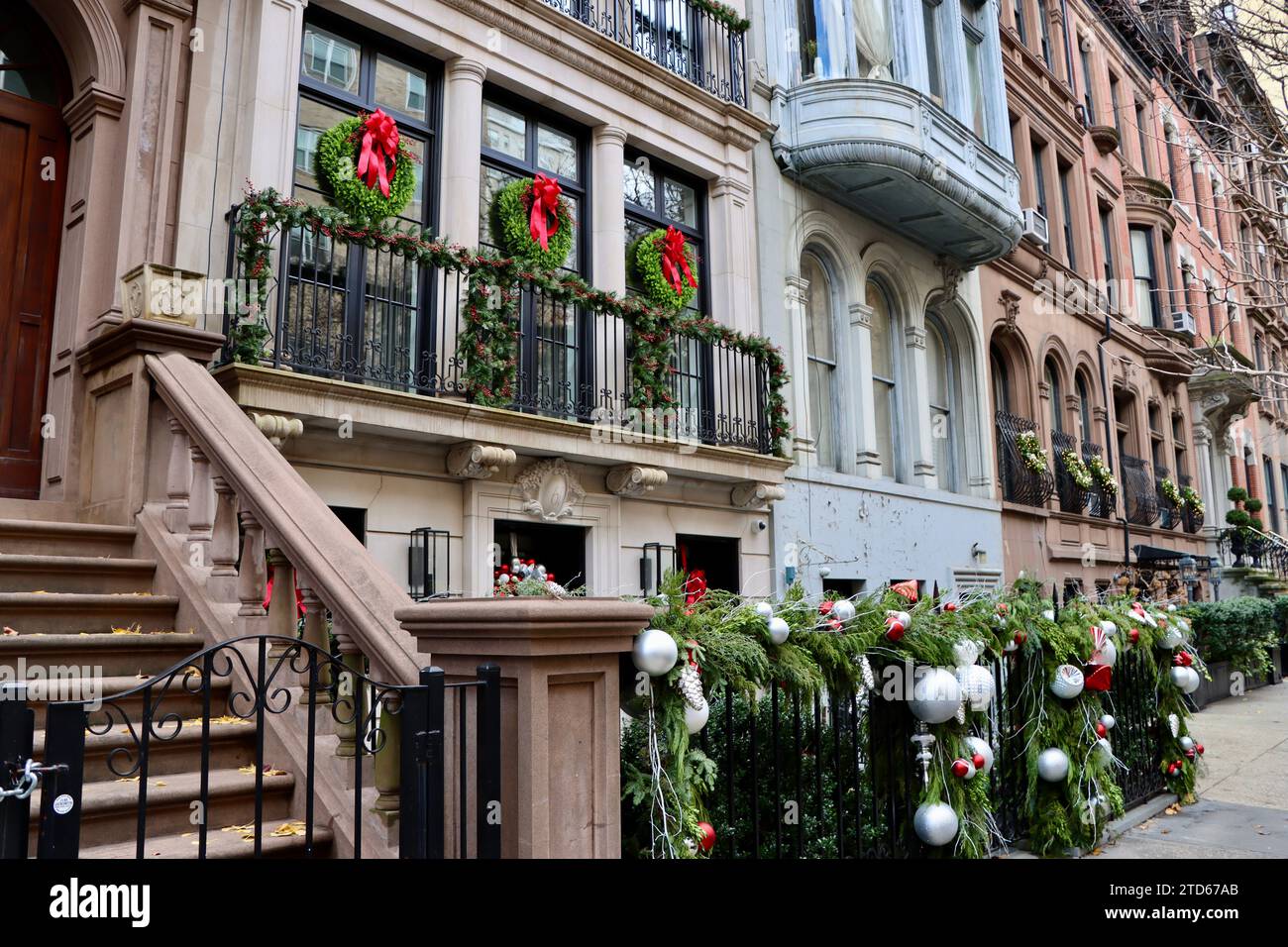 Decorazioni natalizie nell'edificio nell'Upper East Side di Manhattan, New York Foto Stock