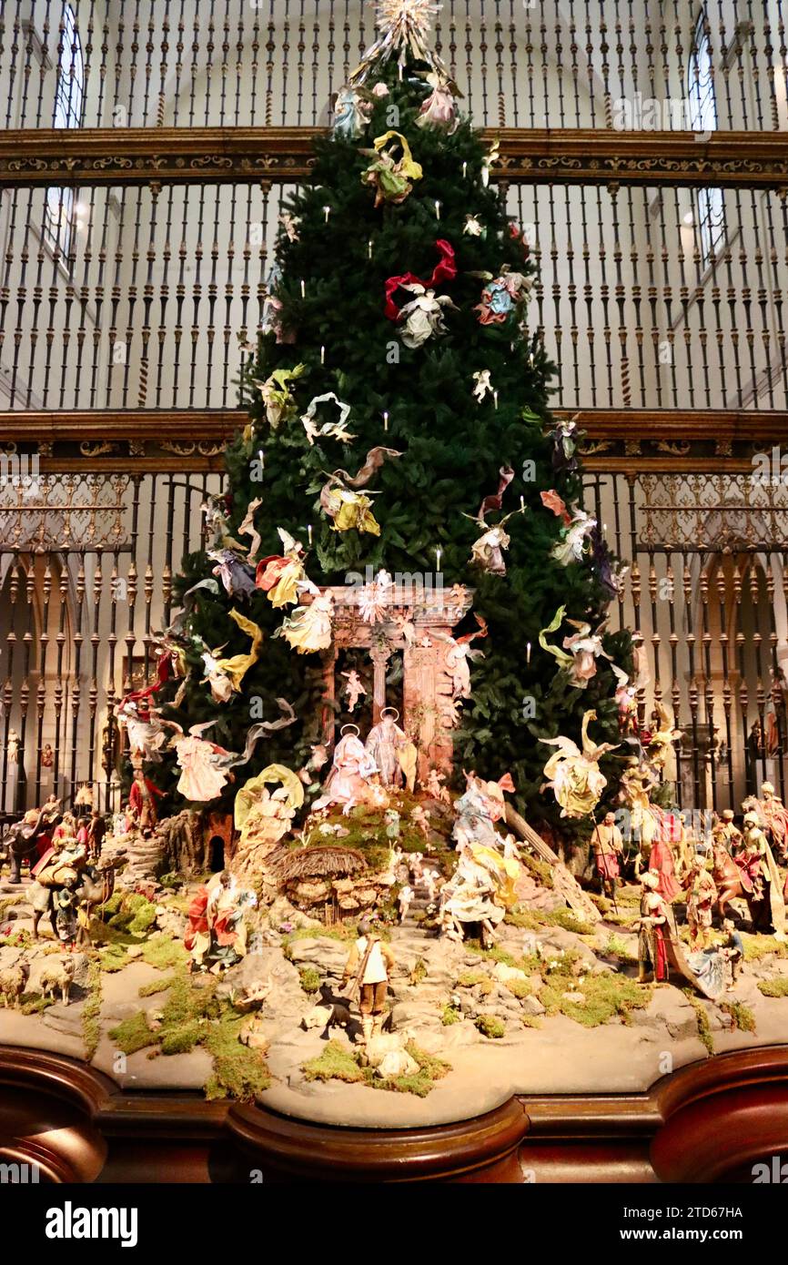 Christmas Tree e Neapolitan Baroque Crèche presso la Medieval Sculpture Hall presso il Met Fifth Avenue di Manhattan, New York, USA Foto Stock