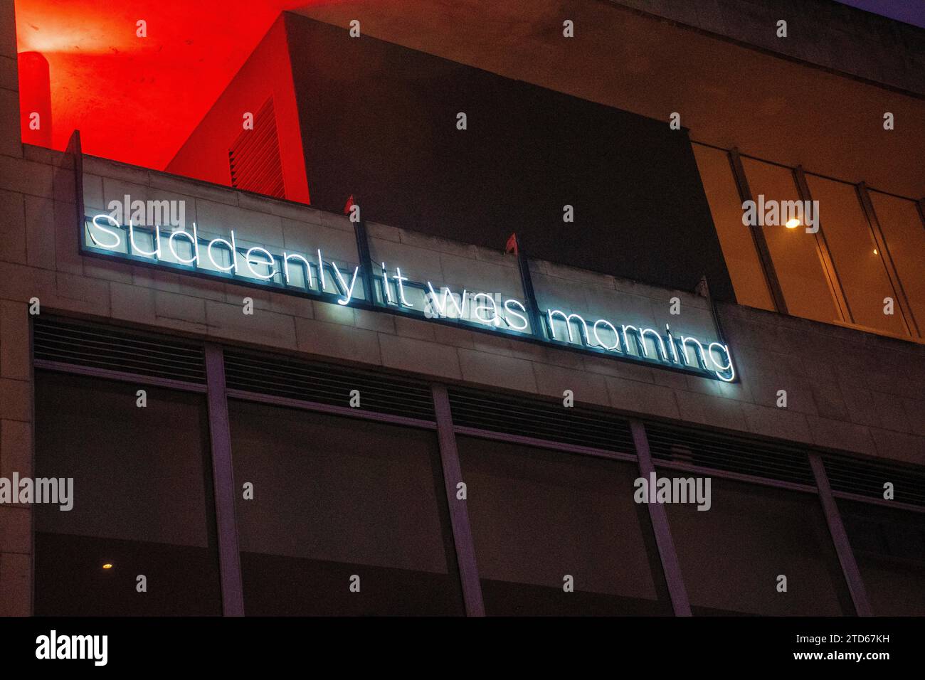 London, UK, 16 Dic 2023We Rise by Lifting others è un'opera di Marinella Senatore, realizzata a mano in Puglia, Italia. All'esterno della Royal Festival Hall, sulla South Bank of the Thames. Progetta sculture di luce su larga scala per luoghi pubblici, musei e festival in tutto il mondo. Note come luminarie, sono significative per il loro potere catalitico - strutture effimere che creano spazi temporanei per rituali e socializzazione. Ispirata alla tradizione italiana meridionale delle decorazioni illuminate. Crediti: JOHNNY ARMSTEAD/Alamy Live News Foto Stock