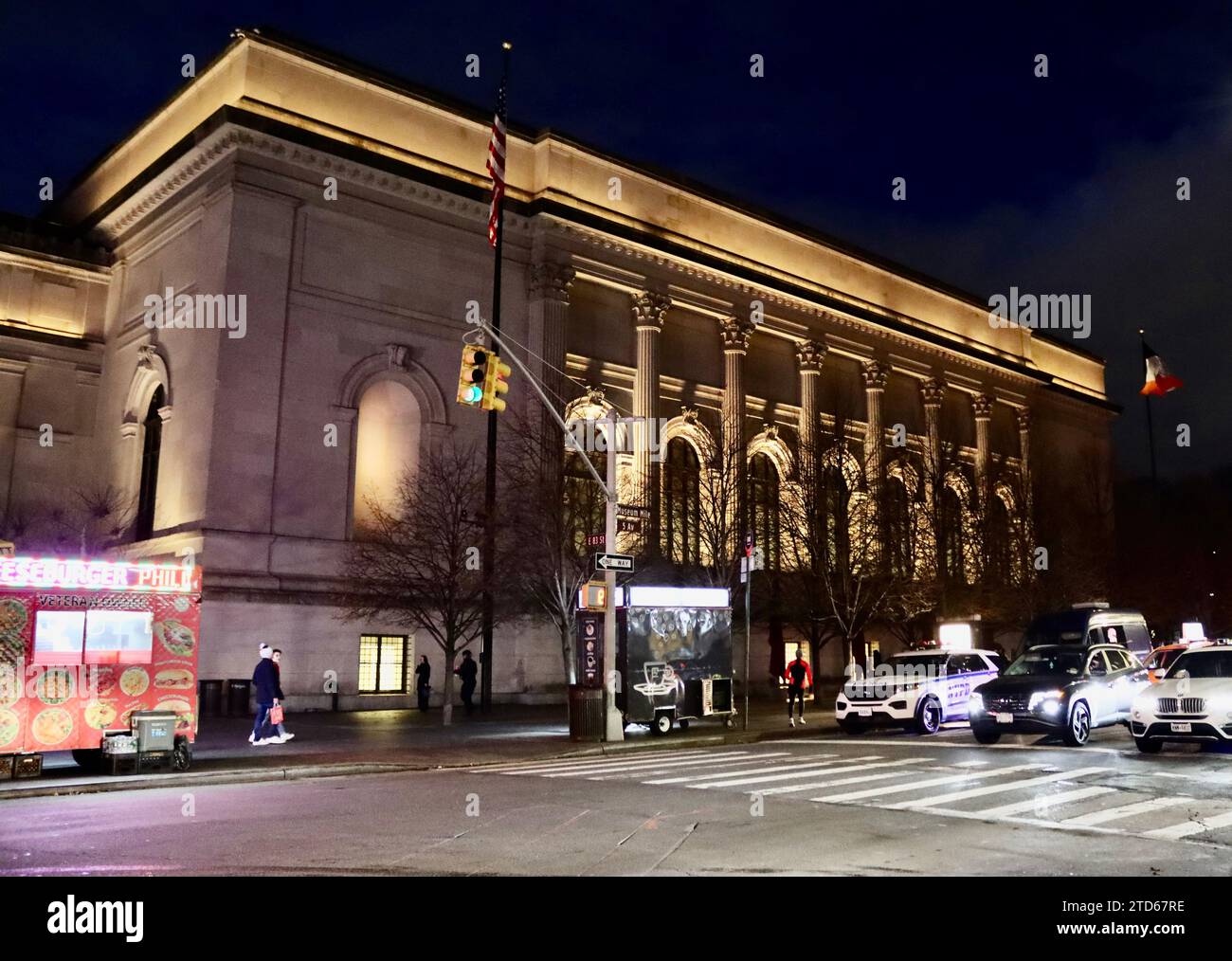 La sera il Metropolitan Museum, il Met, sulla Fifth avenue, nella parte superiore est di Manhattan, è splendidamente illuminato, New York, USA Foto Stock