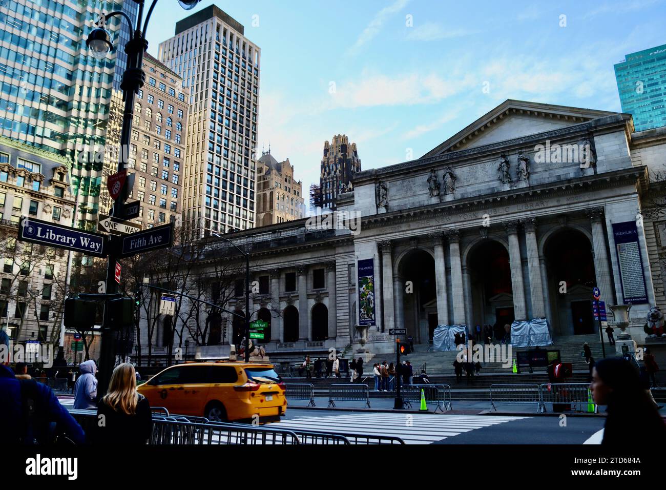 I grattacieli di Midtown si affacciano sul tetto della New York Public Library - Stephen A. Schwarzman Building sulla Fifth avenue a New York Foto Stock