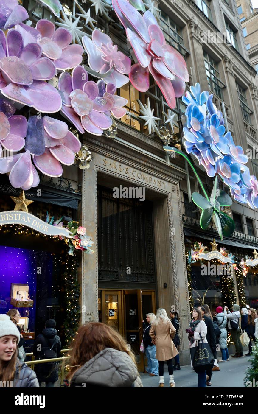 Decorazioni natalizie di Christian Dior al grande magazzino Saks Fifth avenue, Manhattan, New York Foto Stock