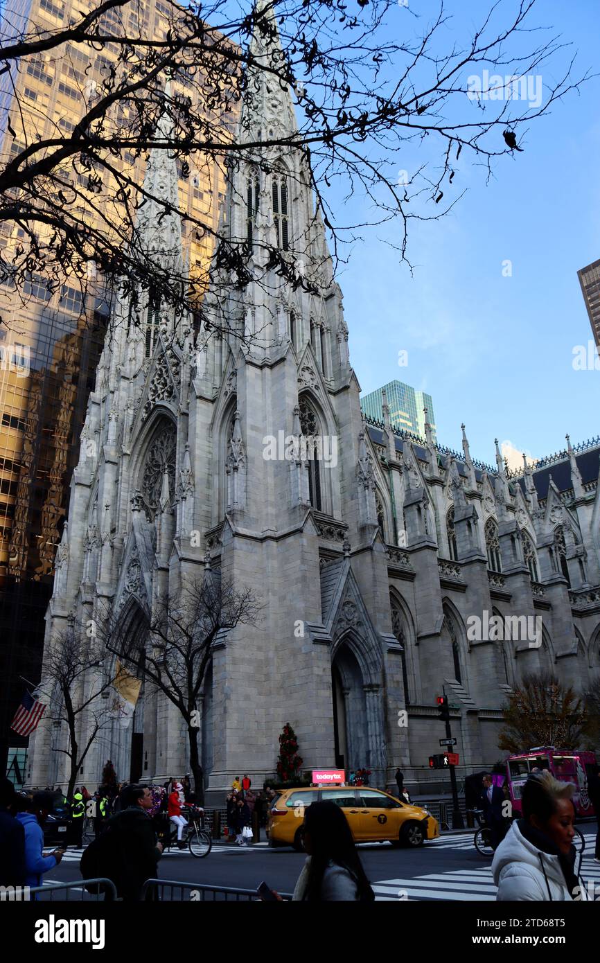 St Patrick's Cathedral sulla Fifth avenue nel centro di Manhattan, New York Foto Stock